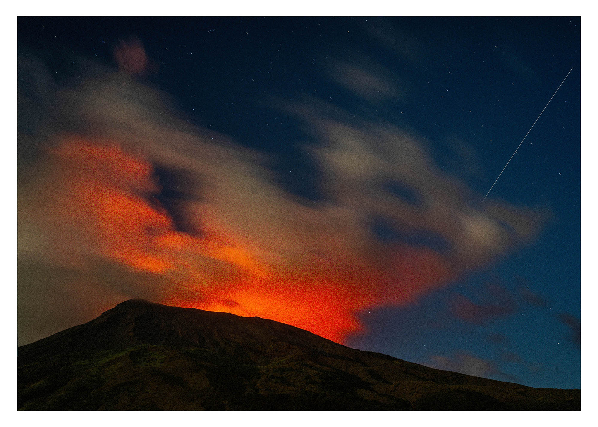 UNDER THE VOLCANO  - Martin Ogolter